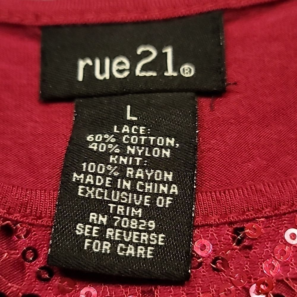0191. EUC ~ RUE 21 ~ L ~ What a great top for a couple of upcoming Holidays!! - Picture 2 of 8